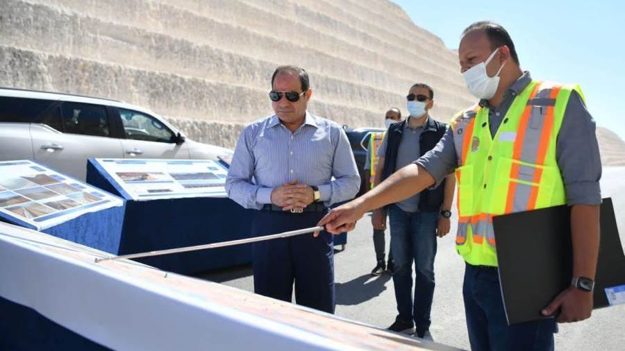 الرئيس السيسي يتفقد طريق أم القمر