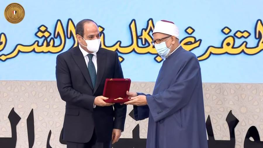 الرئيس يكرم د. محمد إبراهيم الحفناوي أستاذ ورئيس قسم أصول الفقه بكلية الشريعة والقانون بطنطا