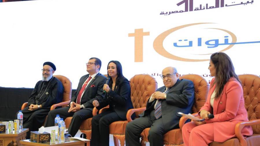 مايا مرسي تلقي كلمتها خلال مؤتمر بيت العائلة
