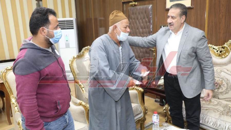محافظ المنوفية يلتقي والد شهيد لقمة العيش