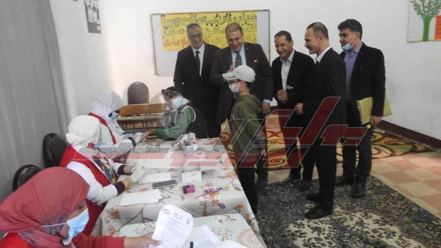 الكشف علي طلاب الصف الأول الإعدادي