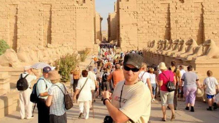 الزائرين يتوافدون على طريق الكباش