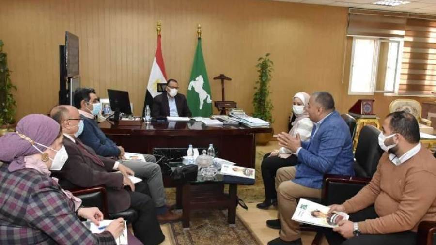 محافظ الشرقية ومديرة مؤسسة مصر الخير