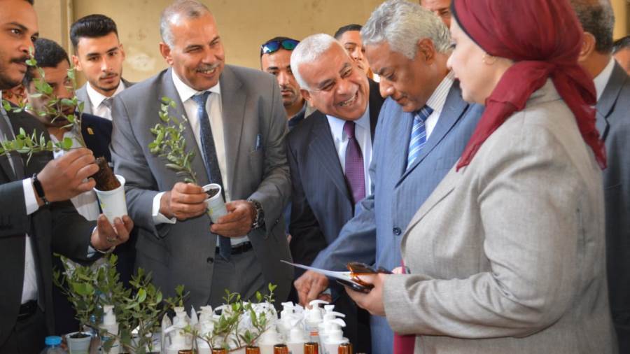 مسؤولى الجامعة خلال مشاهدة عينات من نبات الجوجوبا