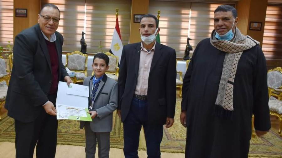 محافظ الشرقية يكرم الطفل المعجزة