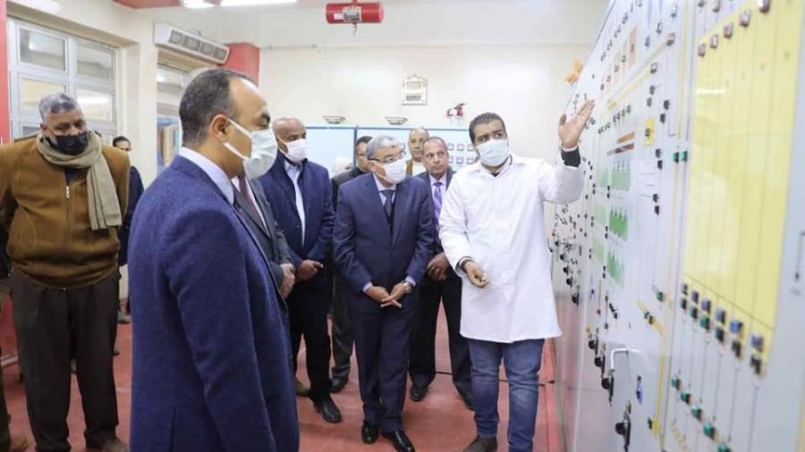 محافظ المنيا يتفقد مطاحن مصر الوسطي