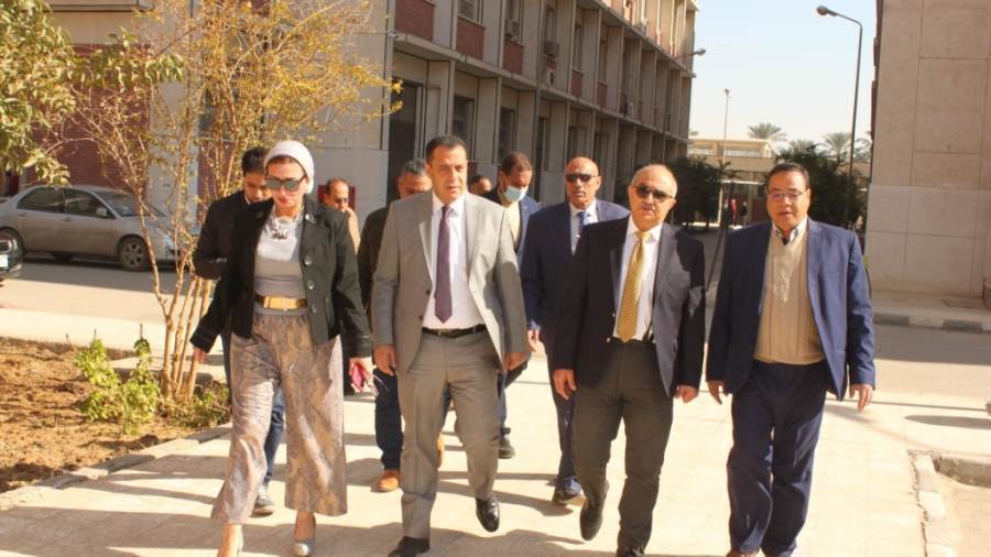 رئيس جامعة أسيوط فى جولة موسعة داخل عدد من الكليات للاطمئنان على انتظام لجان الامتحانات