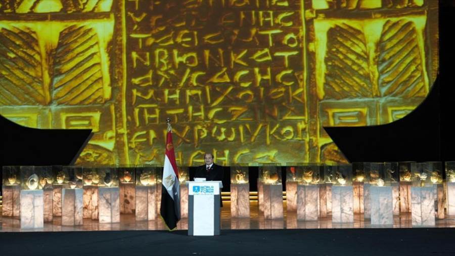 الرئيس يلقي كلمة الحفل الختامي وخلفية تعبر عن عراقة مصر
