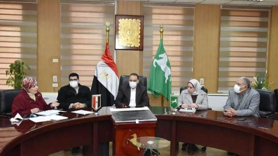 محافظ الشرقية خلال إجتماعه بالديوان العام