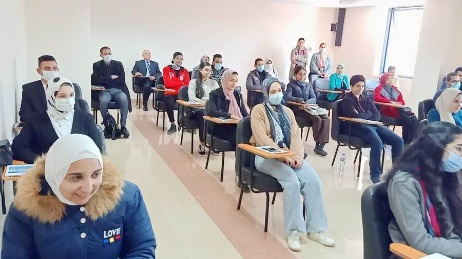 طلاب جامعة حلوان أثناء مراسم الافتتاح