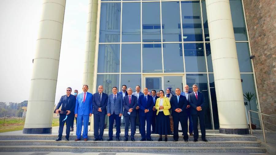 رئيس جامعة المنيا يستقبل وفد المركز