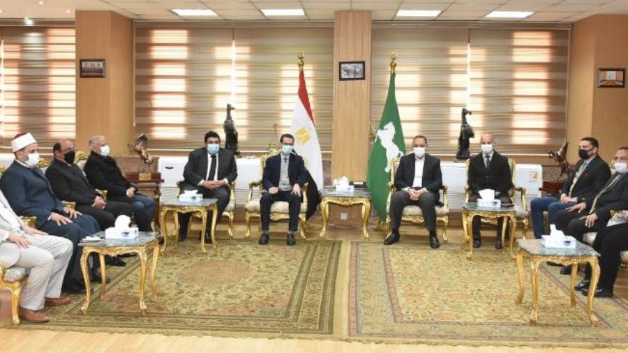 محافظ الشرقية خلال لقائه ممثلين من وزارة الصحة
