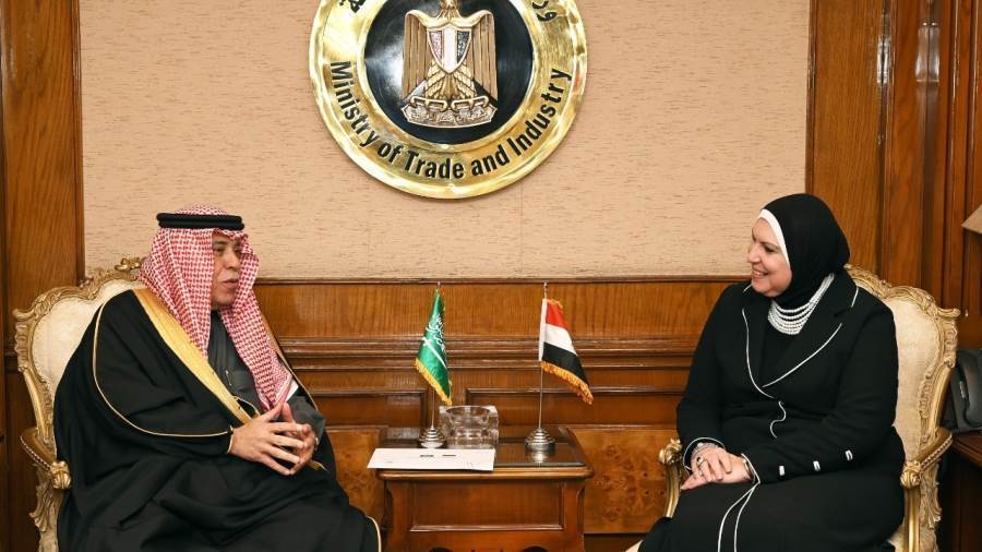 وزيرة التجارة والصناعة نيفين جامع مع نظيرها السعودى
