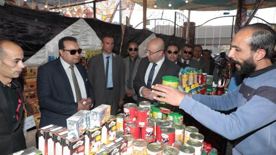 محافظ بنى سويف يفتتح معرض للسلع