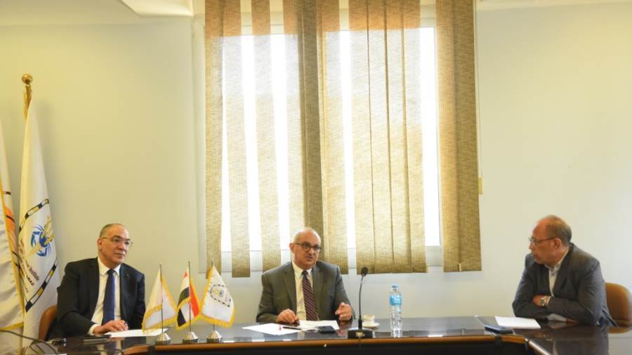 رئيس جامعة أسيوط يعلن بدء التواصل مع أحد الجهات الداعمة لتوفير معجل خطى جديد لمعهد الأورام