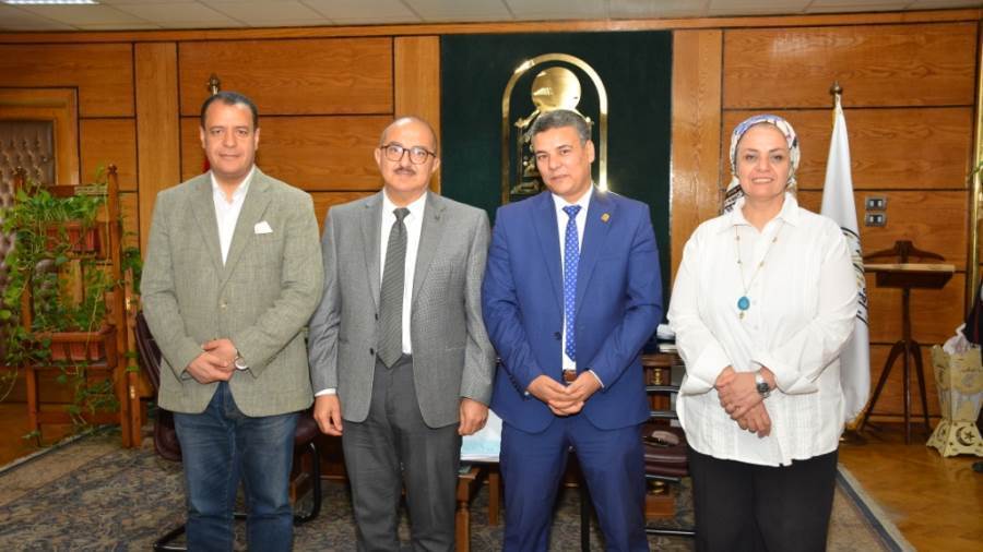 رئيس جامعة أسيوط يعلن إنهاء تسليم العمادة لعمداء كليتي الخدمة الاجتماعية والتجارة الجدد