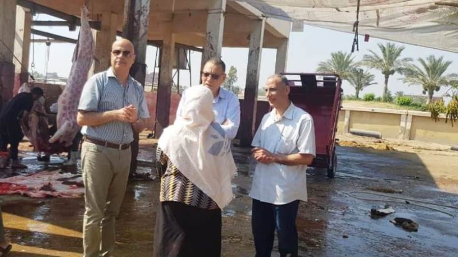 محافظ الشرقية خلال تفقده مجزر القرين