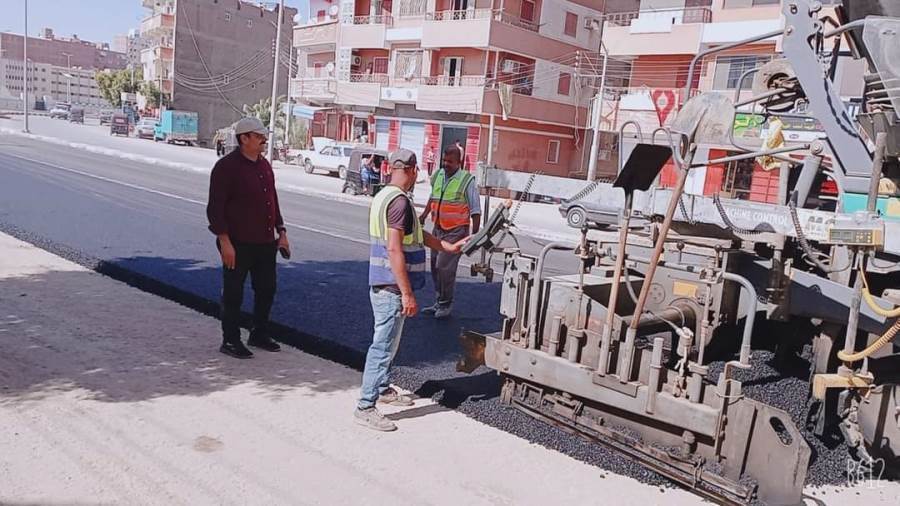 محافظ أسيوط رصف طريق أسيوط/سوهاج بمدينة أبوتيج لتحسين ورفع كفاءة الطرق