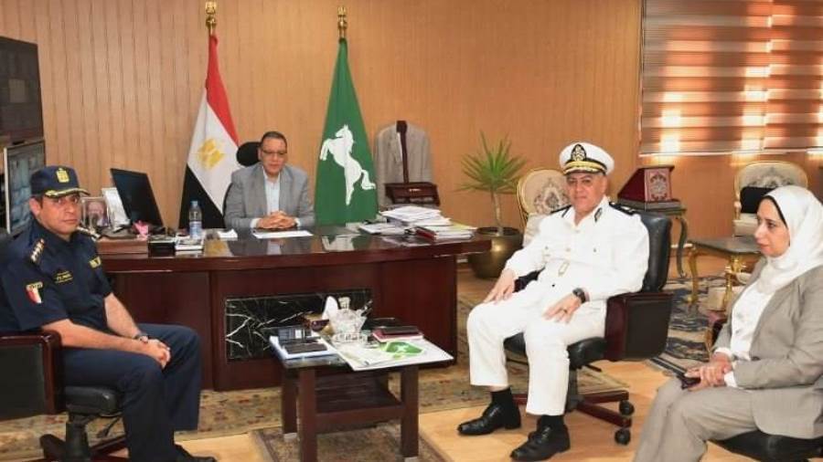 محافظ الشرقية ومديري إدارة المرور والحماية المدنية