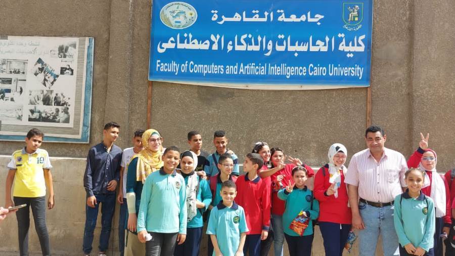 الطلاب خلال تعلمهم مهارات الذكاء الاصطناعي بكلية الحاسبات جامعة القاهرة