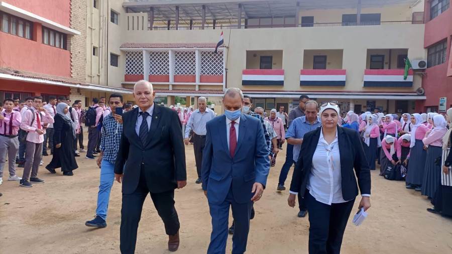 محافظ القليوبية يتفقد المدارس