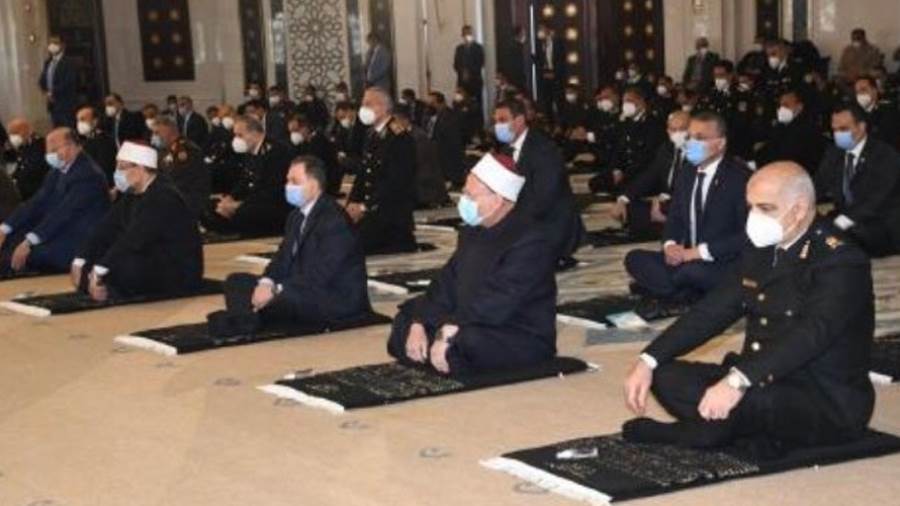 وزير الداخلية يؤدي صلاة الجمعة
