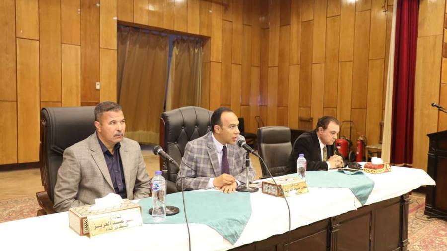 نائب محافظ المنيا والسكرتير العام خلال الاجتماع