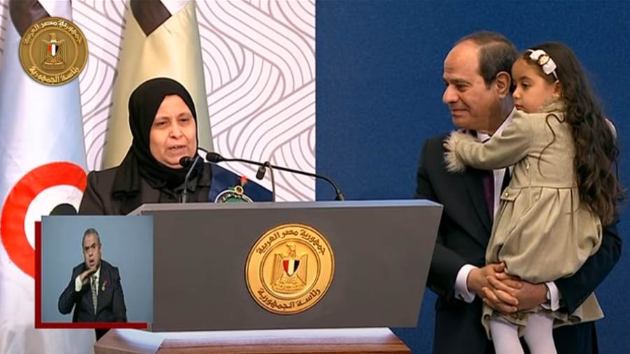 الرئيس عبد الفتاح السيسي يكرم أسر الشهداء