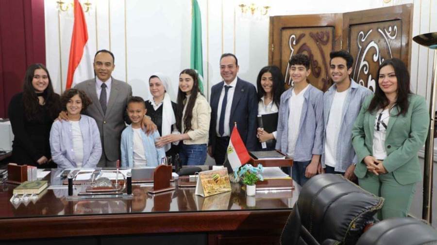 نائب محافظ المنيا مع الطلاب