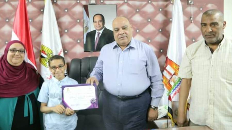 تكريم الطالب مصطفى محمود في مسابقة المخترع الصغير