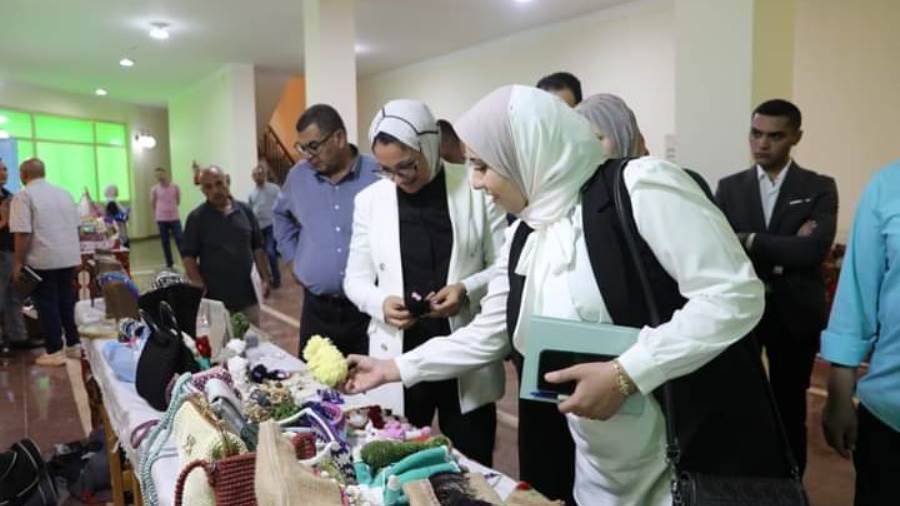نائب محافظ الوادي الجديد تلتقي وفد وزارة التنمية
