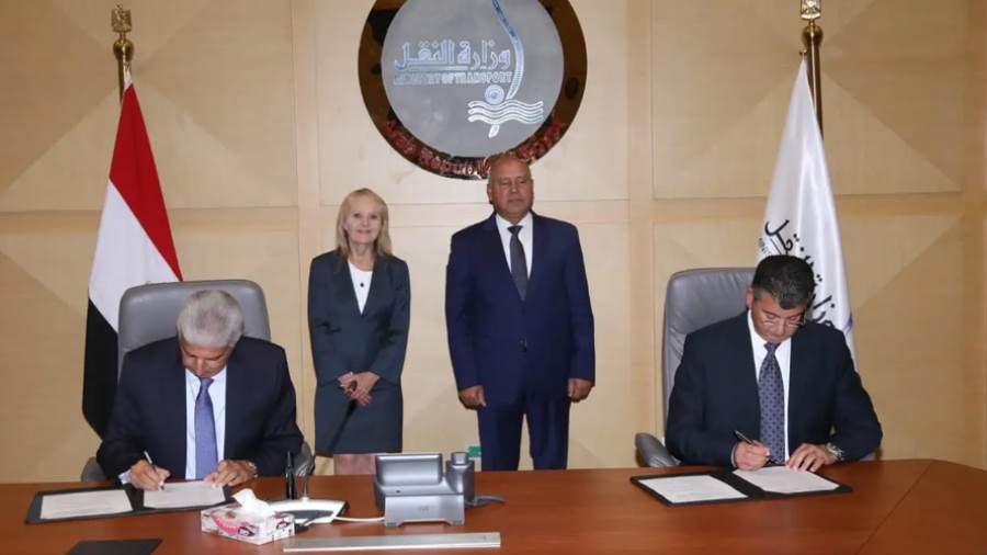 وزير النقل يشهد توقيع عقد تنفيذ البنية الأساسية لـمترو الإسكندرية