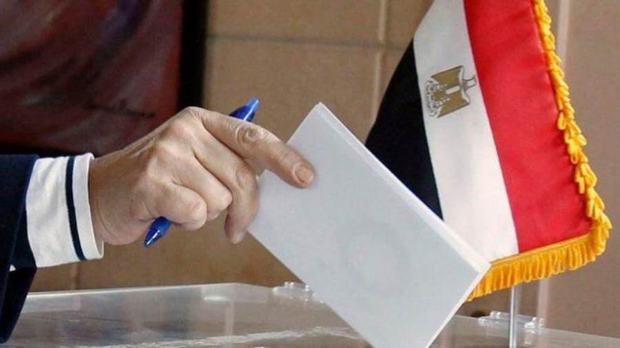 يتوافدون إلى سفارة مصر