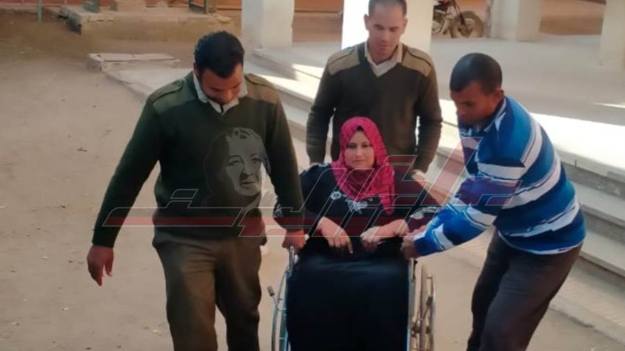 أفراد الشرطة يساعدون ذوي الهمم