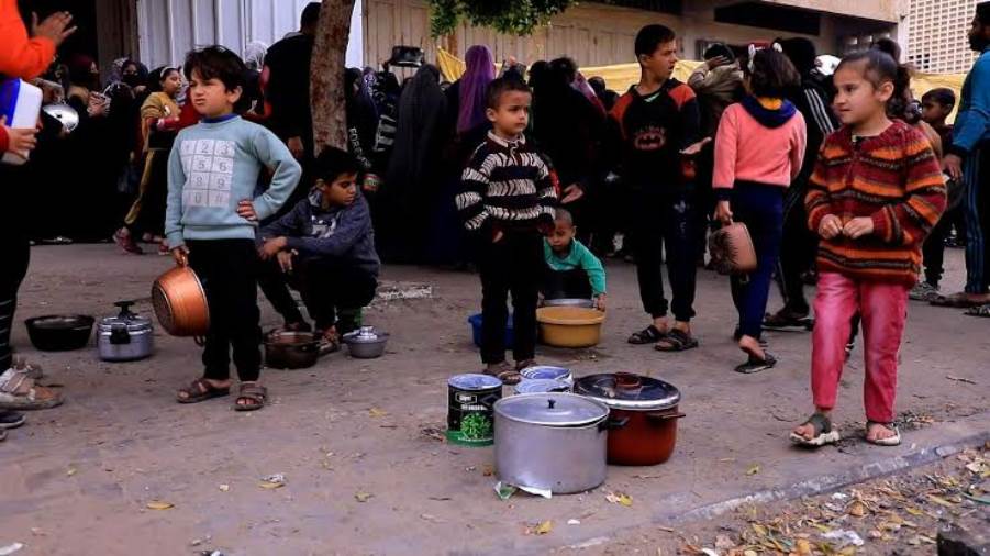 بوابة روز اليوسف | تكية خيرية في شوارع خان يونس لإطعام آلاف النازحين