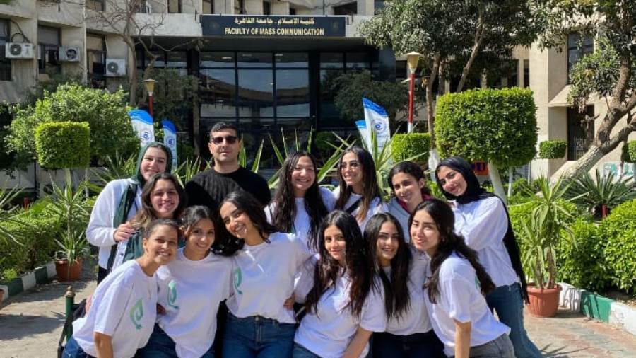 طلاب كلية الإعلام القائمين علي المشروع