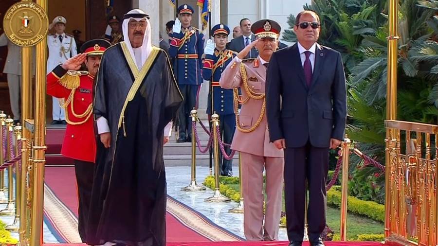 الرئيس السيسي وأمير الكويت يستعرضان حرس الشرف بقصر الاتحادية