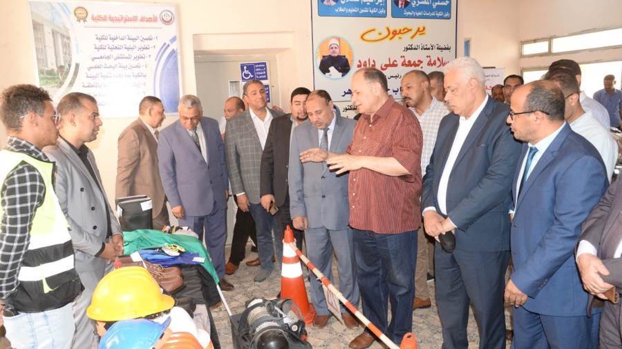 محافظ أسيوط خلال زيارته جامعة الأزهر