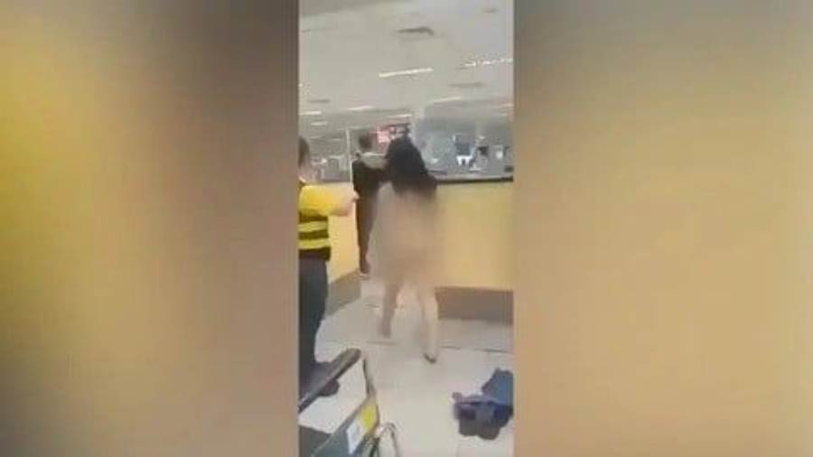 سائحة عارية في مطار الفلبين