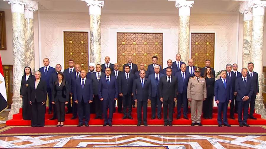 الرئيس السيسي يتوسطصورة تذكارية مع الحكومة الجديدة