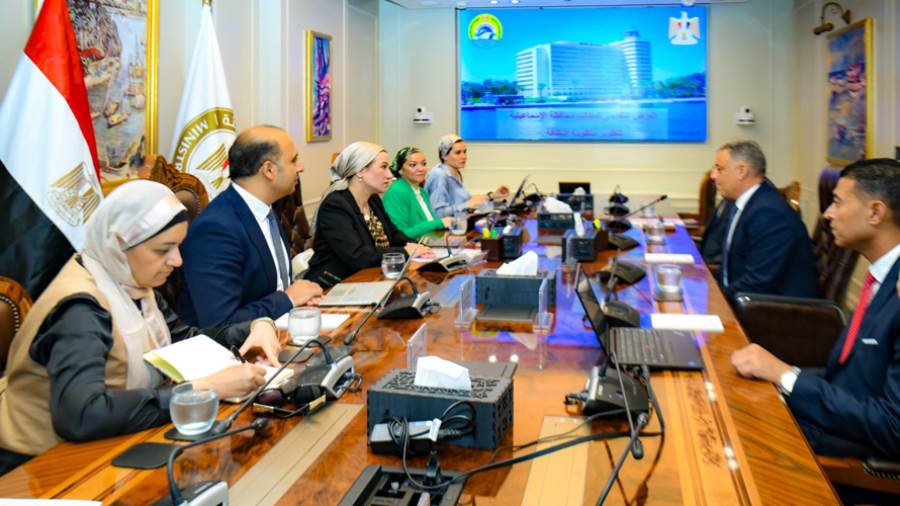 د. ياسمين فؤاد تعقد اجتماعا موسعا مع محافظ الإسماعيلية