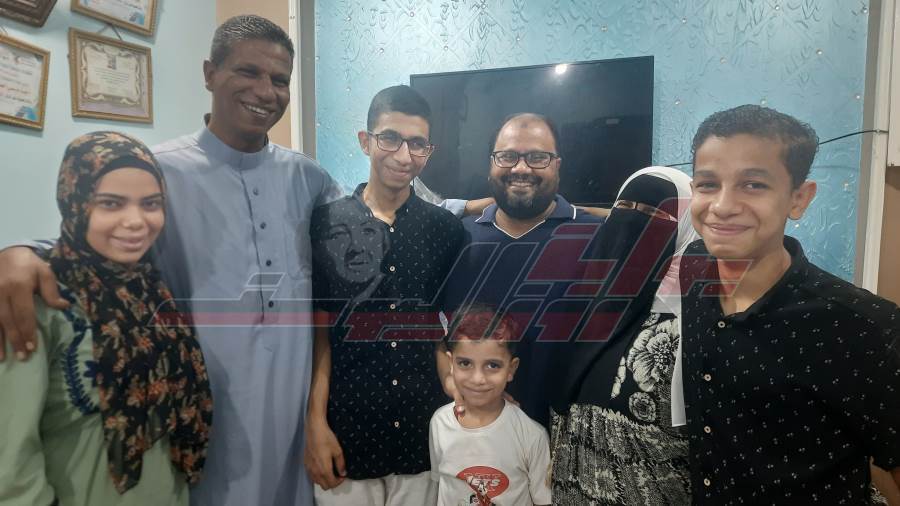 الطالب علي يتوسط أسرته