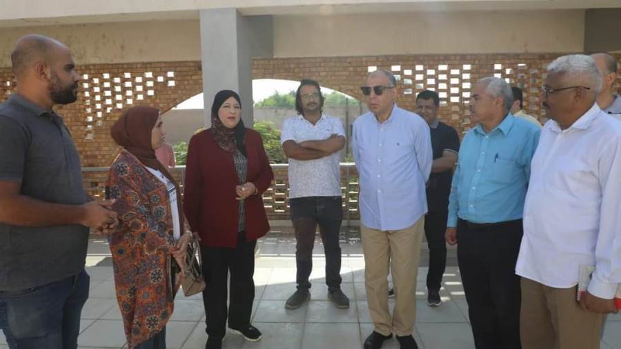 محافظ المنيا يتفقد مشروعات حياة كريمة