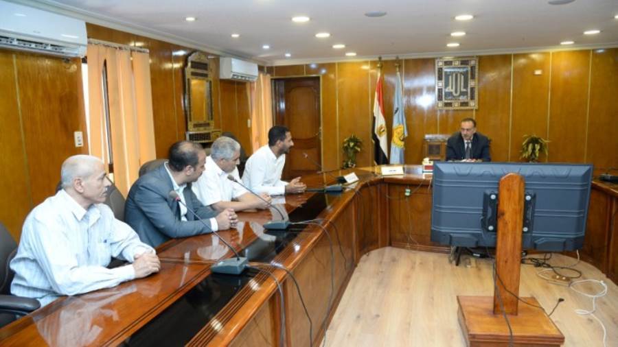 محافظ أسيوط يلتقي باللجنة النقابية للعاملين بالمحافظة