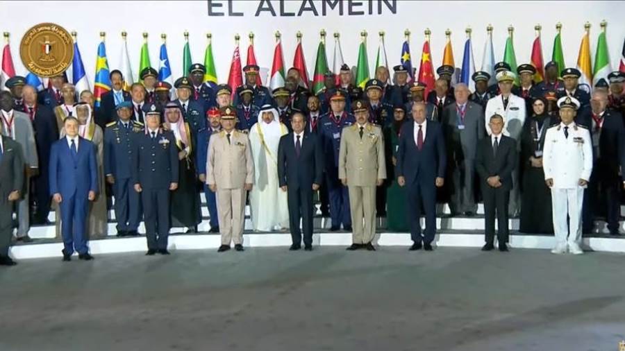 الرئيس السيسي يتوسط صورة تذكارية قبيل افتتاح معرض مصر الدولي للطيران 2024 بالعلمين الجديدة