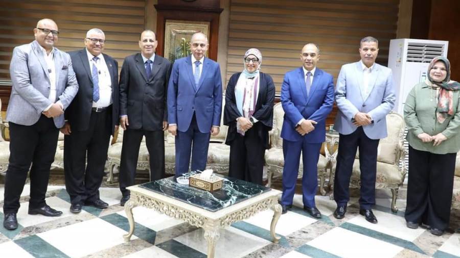 محافظ المنيا ووفد هيئة إنقاذ الطفولة