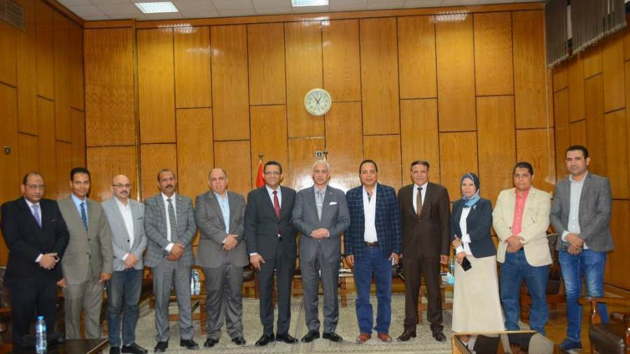 جامعة أسيوط تستقبل نقيب الصحفيين