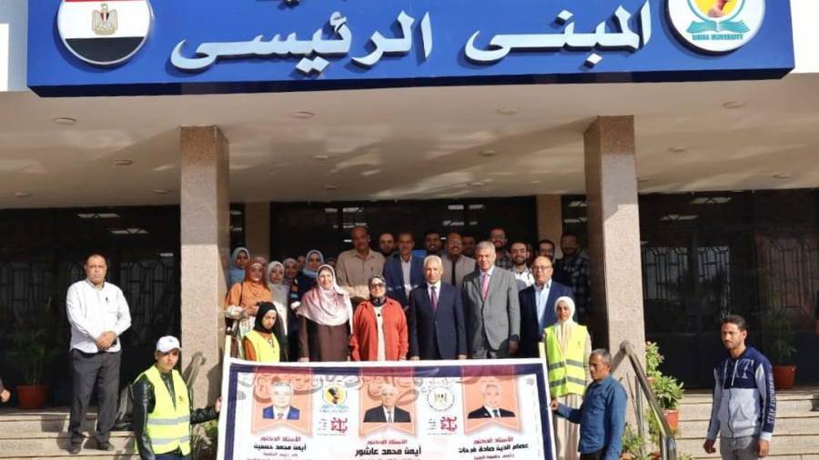 رئيس جامعة المنيا خلال القافله
