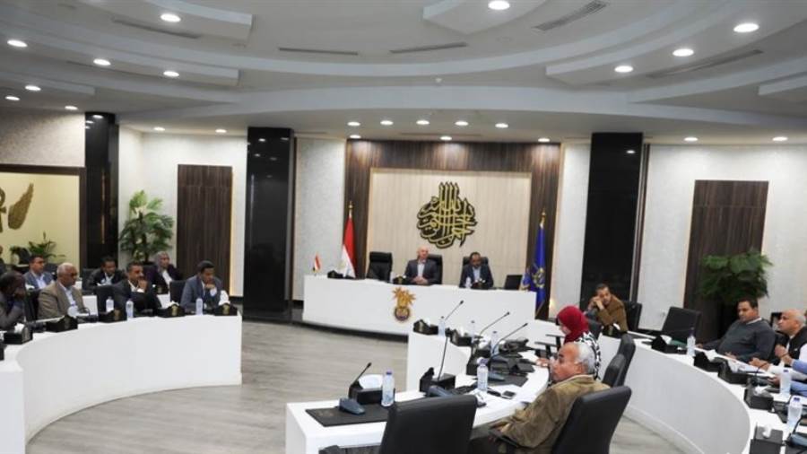 محافظ أسوان يكلف ببحث المقترحات لاختيار مواقع لإقامة وحدات "سكن لكل المصريين" محافظ أسوان يكلف ببحث المقترحات لاختيار مواقع لإقامة وحدات "سكن لكل المصريين"