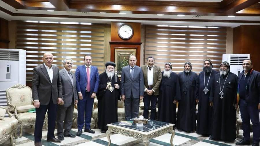 محافظ المنيا خلال اللقاء